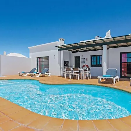 Playa Blanca Sleeps 6 Air Con Wifi Willa