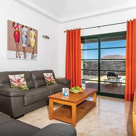Playa Blanca Sleeps 6 Air Con Wifi Willa *