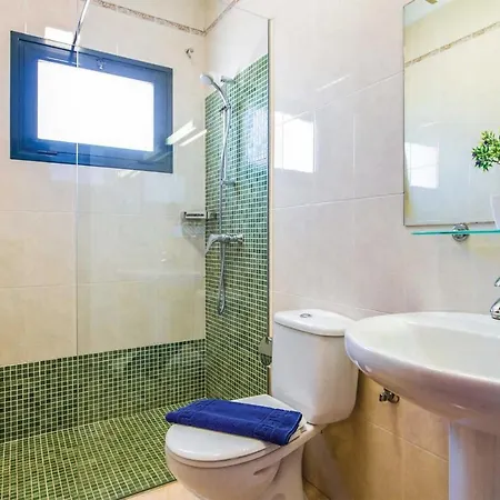 Playa Blanca Sleeps 6 Air Con Wifi Willa