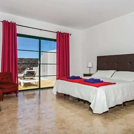 Playa Blanca Sleeps 6 Air Con Wifi Willa