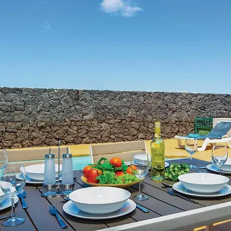 Playa Blanca Sleeps 6 Air Con Wifi Willa